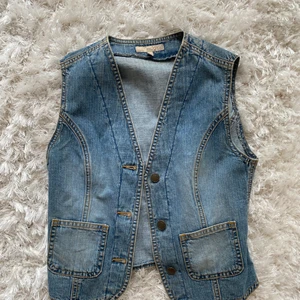 Jeansväst - Jeansväst köpt secondhand. Passar mig som bär storlek S. Frakt atår köpare för.💗 använd inte köp direkt!