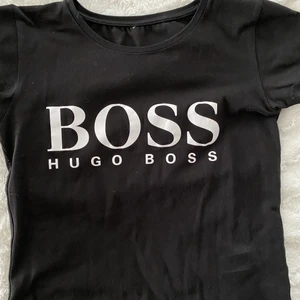 Hugo boss  - Säljer min Hugo boss tshirt som är för dam. Storlek S men sitter som en XS. Använd bara en gång🖤