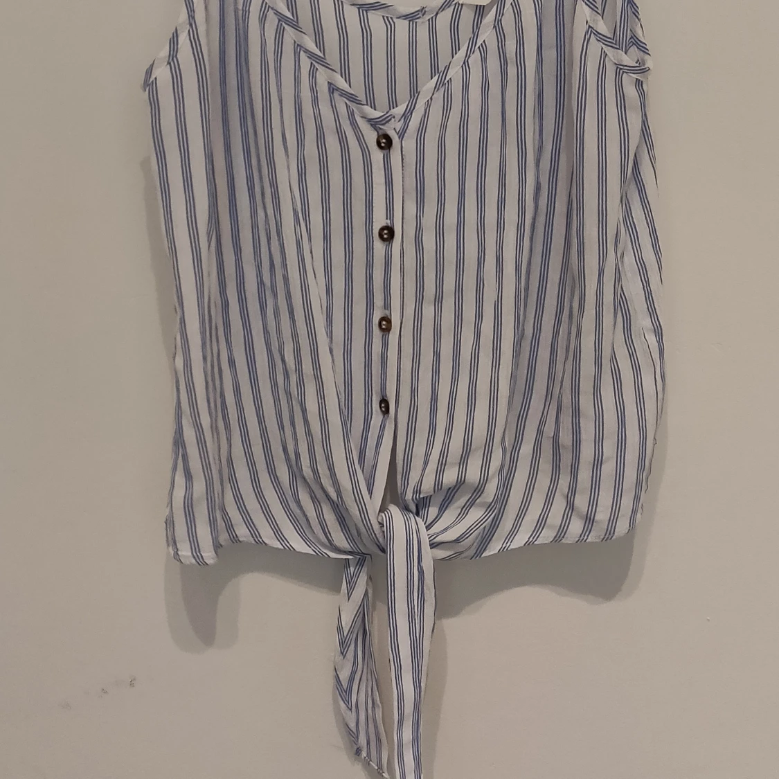 Vit- och blårandigt linne från HM med knyt fram - 90