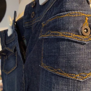 Jeanskjol - Mörkblå jeanskjol. Helt okej skick. Storlek medium/large.