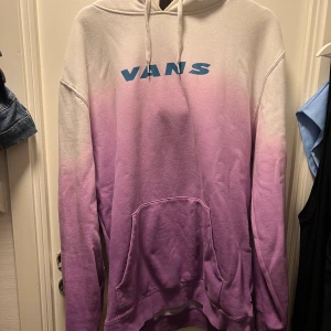 Hoodie från Vans - Hoodie från Vans. Något missfärgad i huvan pga hår som färgat av sig. I övrigt fint skick. 