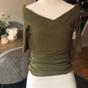 Militärgrön topp  - Militärgrön topp/tröja i stretch. Sparsamt använd.     Mått på docka  Byst: 76  Midja: 65cm Stuss: 96cm  För fler bilder eller frågor kring frakt är det bara att skicka iväg ett PM! 📸📦 