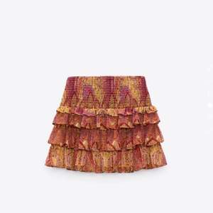 SÖKER🙌🏽🙌🏽🙌🏽🙌🏽Söker denna kjol från Zara. Storlek XS/S