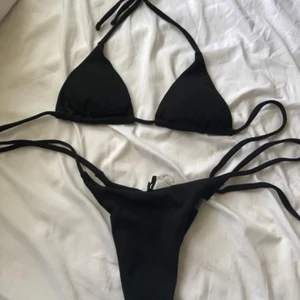 Svart bikini  - Svart bikini från shein, aldrig använd då toppen var för liten. Den har justerbara band eftersom man knyter! 90kr