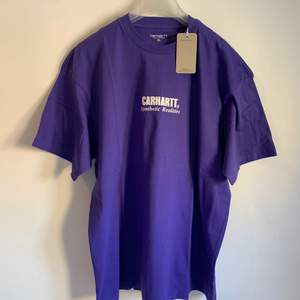 Helt ny Carhartt t-shirts i storlek XL. Lappen sitter fortfarande kvar.