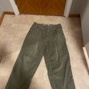 Polar Big Boys - Grön ish chord big boys från polar skate co. Storlek L men uppsydda så de sitter bra på mig (180 cm). Även ett hål som är sytt men det syns knappt. Kan skicka bilder om de skulle va så