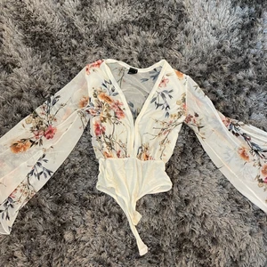 Flowy body - Superfin body i mesh. Aldrig använd. V ringad men går att knäppa om man inte vill visa så mycket (se bild 2)