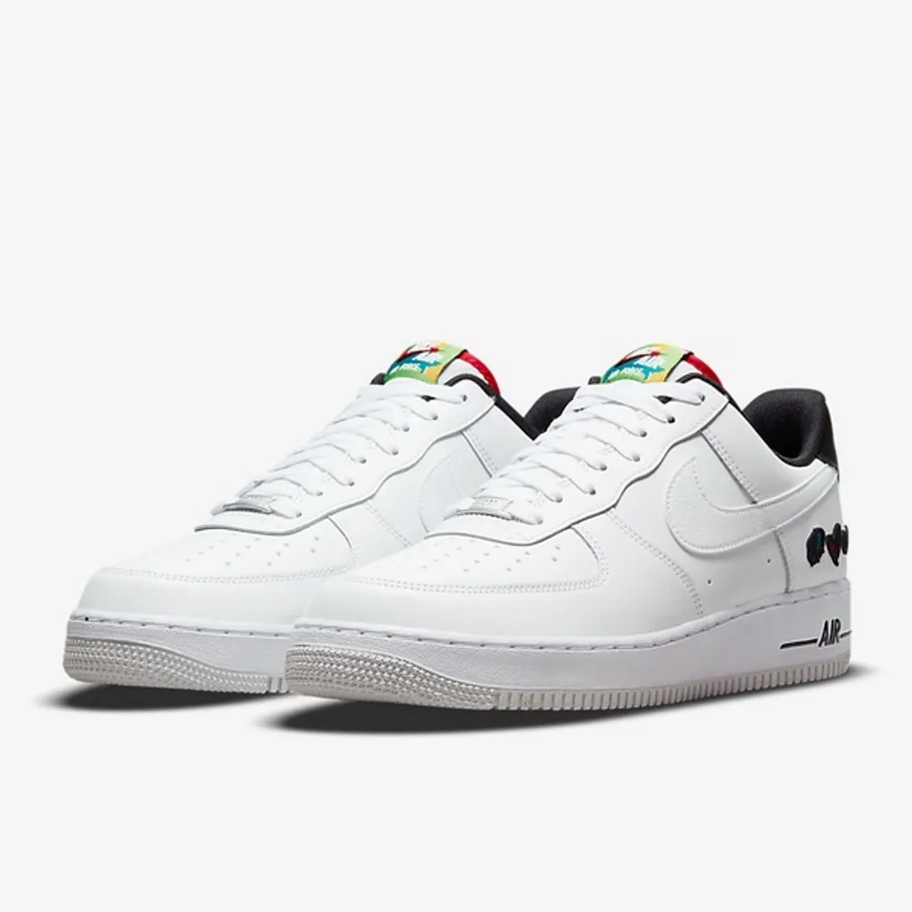 Hej, säljer mina nike air force 1s (peace love swosh) använda ett par gånger skick 8.5 / 10. Dom är i storlek 40. Pris kan sänkas vid snabb affär. Skriv för mer bilder och info!. Skor.