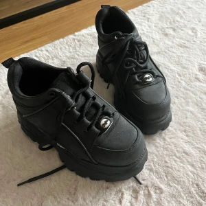 BUFFALOS 36 - Välskötta, impregnerade buffalos i stl 36, använda ett fåtal gånger men i nyskick. Köpta för 1.800 på Johanssons skor, kvitto finns 🌸