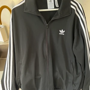Adidas Track Jacket - Adidas originals - Track Suit Jacket i svart. Nyskick 