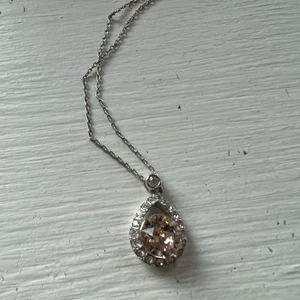 Lily and rosé halsband  - Halsband från Lily and rosé i deras färg silk och silver. Använt en gång. 