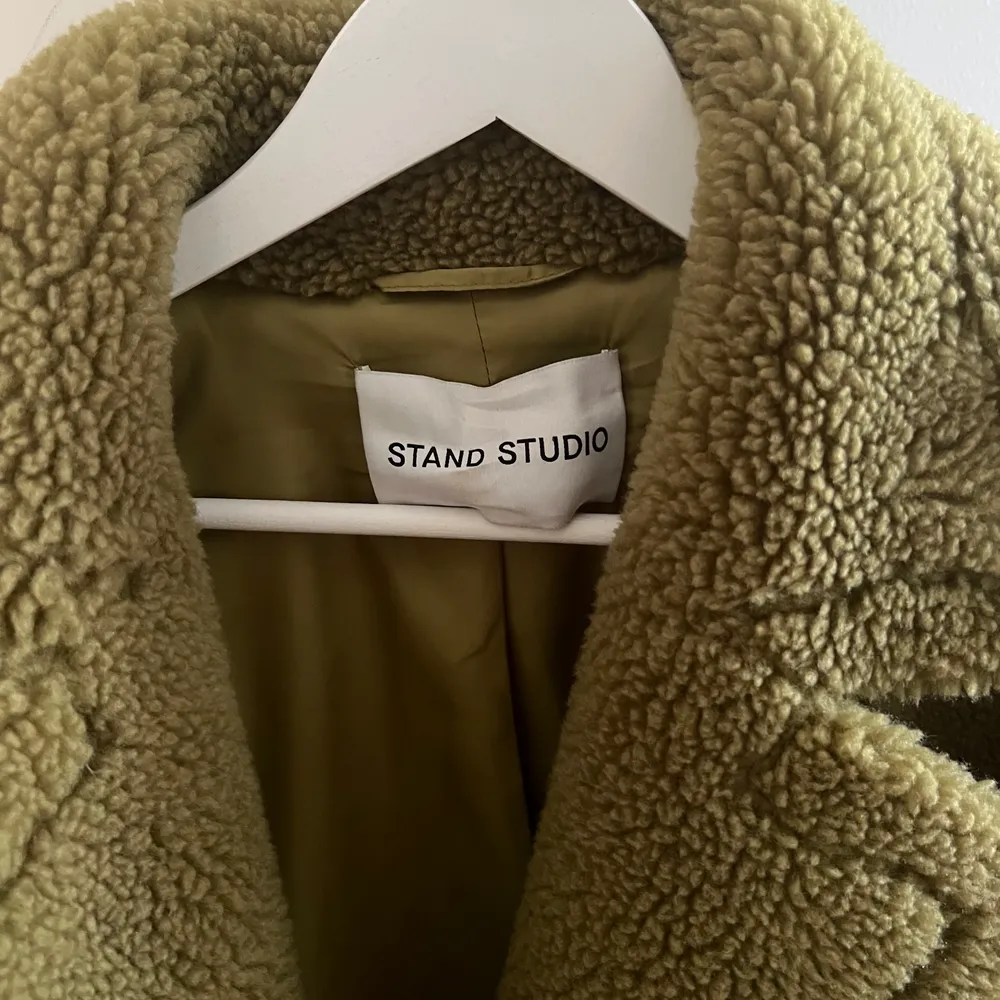 Grön fluffig teddyjacka från STAND STUDIO. Så cool jacka med en häftig grön färg. Använd ett fåtal ggr. Som ny! Perfekt Jack för höst och vinter. Nypris cirka 3500kr. Storlek M. Jackor.