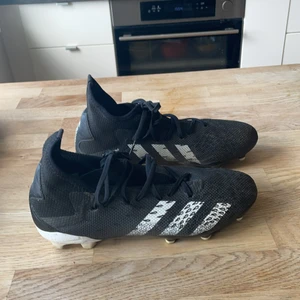 Addidas Predator - Fotbolls skorna jag säljer är några år gammal bra skick och jag ska tvätta dom innan dom säljs. 