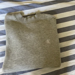 Calvin Kline jeans tjock tröja  - Säljer denna superfina CK tröja, tröjan är använd fåtal gånger och perfekt till sena sommarkvällar när det bli lite kallare! Pris kan diskuteras men är det många som vill ha den startar jag budgivning KÖP NU PRIS ÄR 800kr då jag köpte den för 1199kr