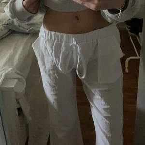 Linnebyxor  - Fick hem dessa as snygga linnebyxor imorse, men då de tyvärr är lite för korta på mig så säljer jag de. Man får buda från standardpriset som står under bilden😊 DE FINNS KVAR! Buda i kommentarerna 