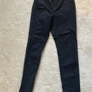 Svarta byxor  - Svarta skinny fit från XLNT 