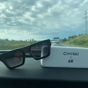 Chimi  - Snygga solglasögon från CHIMI x HM🌟  Tyvärr för små för mig därför säljer jag dem. Oanvända💗 pris kan diskuteras!!!