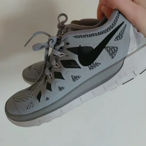 Nike Free Sneakers - Supersköna, knappt använda Nike skor i hög kvalité. Perfekta för både löpning och vardagligt bruk. Köpta i USA för nypris: $125.