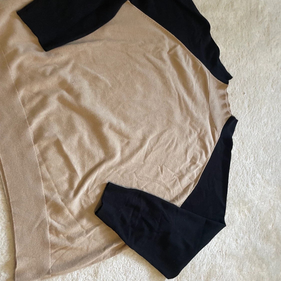 En stickad svart, beige tröja