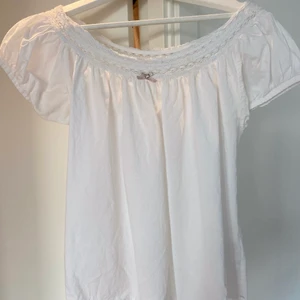 Odd Molly Blus  - Sparsamt använd blus från Odd Molly  Vit  Storlek 1. Motsvarar S  