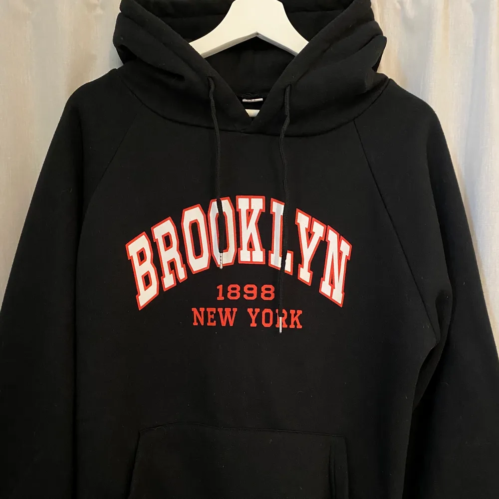 Svart hoodie med tryck från shein. Använt skick 🫶🫶 storlek medium, 60kr +frakt. Hoodies.