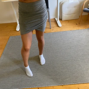Grå kjol - Säljer en grå kjol från H&M i storlek XS. Återkommer med fraktkostnad vid intresse
