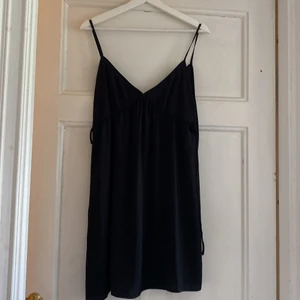 Svart klänning  - Svart klänning från hm använd 1 gång 
