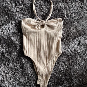 Body zara  - Oanvänd body från Zara som är S men för liten för mig. Bandet går att klippa av om man hade velat ha tröjan som en vanlig tanktop