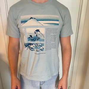 Blå Uniqlo t-shirt - Ljusblå Uniqlo t-shirt med tryck i storlek M