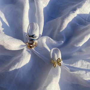 Guldpläterade ringar - Så fina ringar till sommaren som dessutom inte tappar färg! Hold me ring silver (rostfritt stål) 59:- Hold me ring guld (guldpläterad) 59:-  Butterfly ring (guldpläterad) 59:- Alla ringar är justerbara Standardfrakt 19:-
