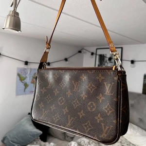 LW handväska - Lw väska köpt på humana, därmed kan äkthet inte garanteras😅 men den är i fint skick och har ett bra material