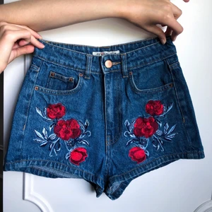 Jeans shorts - Säljer dessa enormt snygga jeans shortsen med sååå snygga broderi-detaljer på!! Endast använda typ 1 gång då de är för små för mig tyvärr. De är från en H&M (Coachella) collection 2016,  i storlek 32. Vid flera intressen gäller bud.  Ca.51 kr i frakt