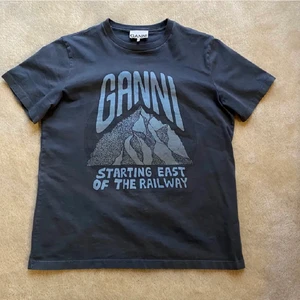 Ganni t shirt - Säljer min jättefina ganni t shirt. Inga tecken på använding, bra skick. Finns inte att köpa längre. Pris kan diskuteras men säljer inte under 600.