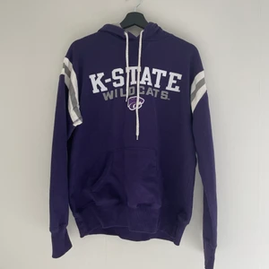 Champion Hoodie - Lila Champion collegetröja i gott skick utan större tecken på amvönding. 