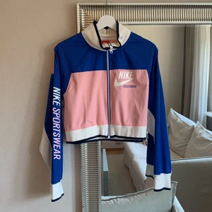 Nike croppad zip  - Använd fåtal gånger 