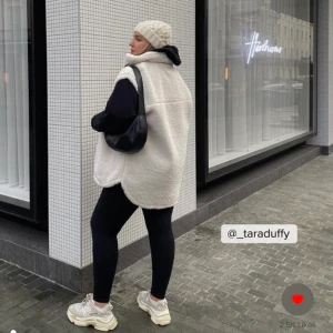 Fluffig väst - Fluffig väst från NAKD i strl 36, oanvänd, 300kr+ frakt❤️