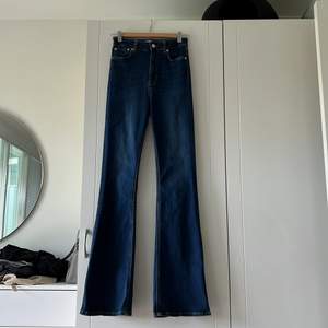 Utsvängda högmidjade zara jeans. Har använt dem men dem är i bra skick. Säljer dem för att jag använder dem inte längre. 