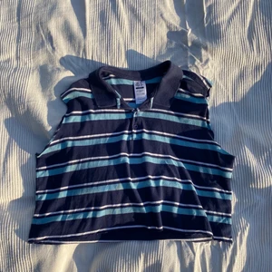 Pike/Linne/Väst - En föredetta piké som jag klippte till att ha över en tröja. Croppad  