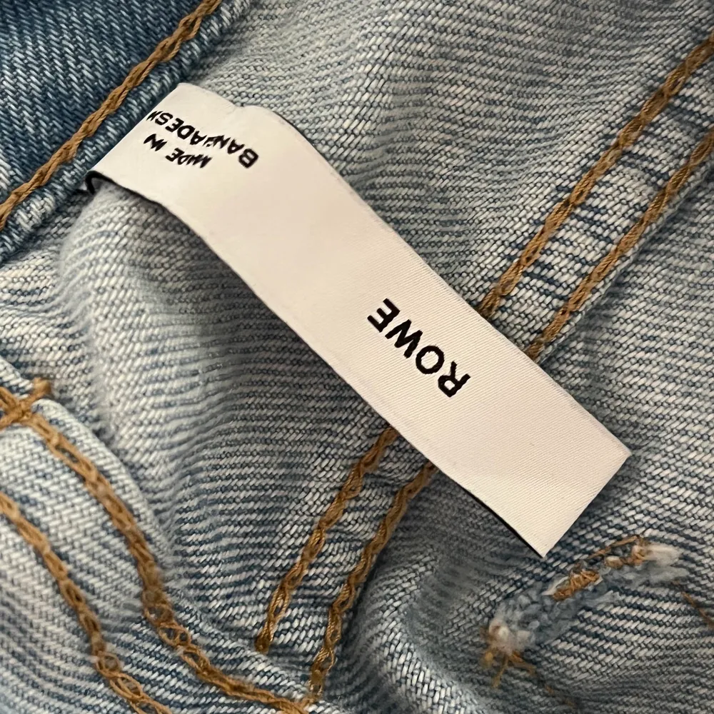 Ett par ljusblå jeans från weekday. Köpta för ungefär ett halvår sen, säljer pga har för många jeans. Jag är 155 cm lång och passar perfekt i längden. Man kan välja att frakta det med blå påse med eller utan spårbar frakt. Priset kan diskuteras.. Jeans & Byxor.