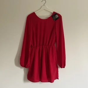 Klänning  - En superfin klänning som aldrig använts då den var för stor för mig. Öppen i ryggen med en snörning. Storlek:34