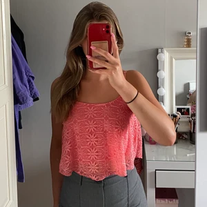 Topp - Söt coral färgad topp som aldrig kommit till användning. Dubbelt tyg som syns på andra bilden. Ingen angiven storlek men den är som ett vanligt linne i storlek S🌸