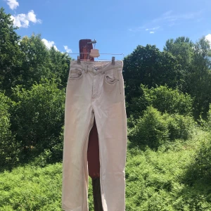 Vita jeans från monki - Ett par jättesnygga naturvita jeans från monki, de är raka och lite croppade. De är i jättefint skick och säljes endast pga att de blivit för små! 