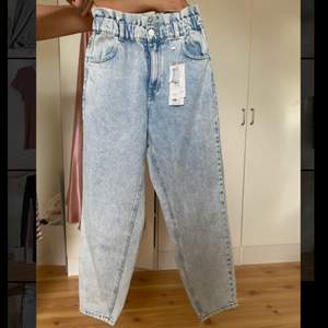 Säljer ett par jeans från New Yorker Moms fit Aldrig använda, prislappen sitter kvar. Säljer för 200 kr (+frakt)