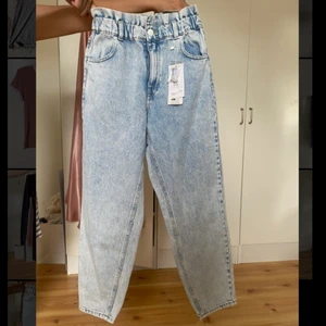 Jeans - Säljer ett par jeans från New Yorker Moms fit Aldrig använda, prislappen sitter kvar. Säljer för 200 kr (+frakt)