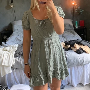 Grön klänning från NAKD - Jättefin grön kort klänning från NAKD. Använd 2 gånger då den är för liten för mig. Axlarna är mer puff för en som är lite mindre. 