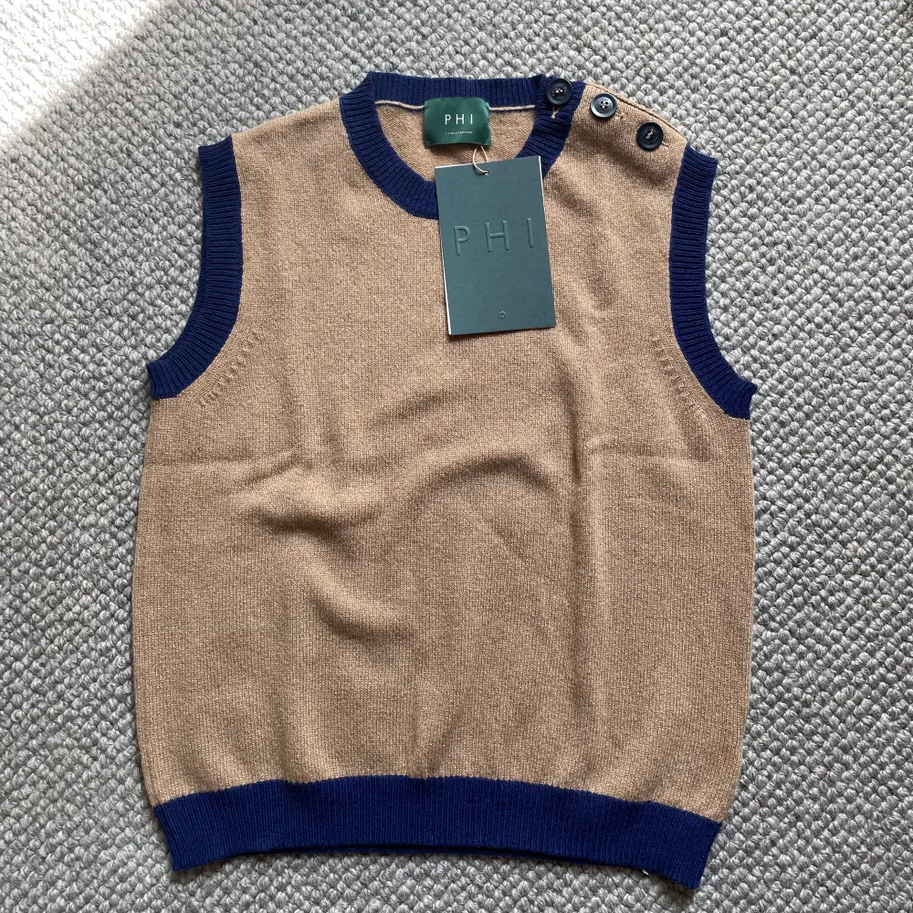 Cashmere top/väst i cashmere. PHI är ett ballt cashmere-märke från Stockholm.. Yläosat.