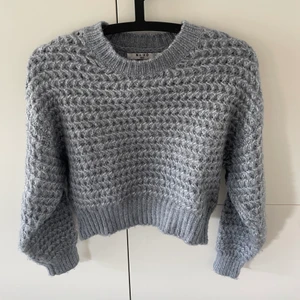 Stickad tröja, NA-KD  - En fin blå stickad tröja från NA-KD  Använd fåtal gånger.
