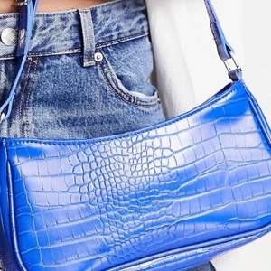 Monki axelväska  - Så snygg blå handväska, använd en gång på ett bröllop. Kommer aldrig använda igen varav jag säljer den. Precis som ny från monki. Fraktpriset kan ändras. 