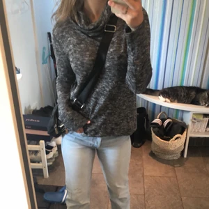 Mysig tröja - Den är öppen i ryggen och super skön material. Kommer inte till använding längre!😍