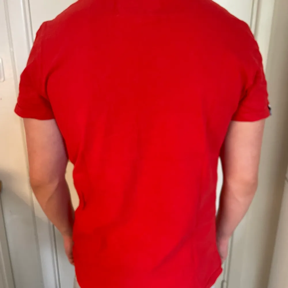 Röd superdry tröja, storlek M. T-shirts.
